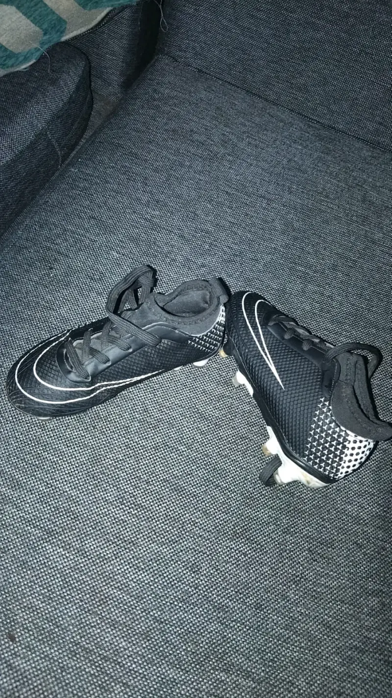 Botines de fútbol negros para niños