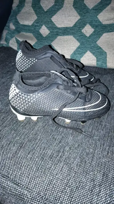Botines de fútbol negros para niños - miniatura 2