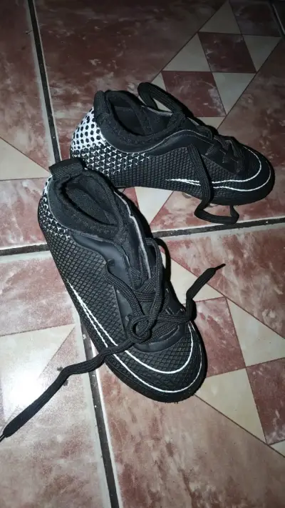 Botines de fútbol negros para niños - miniatura 3