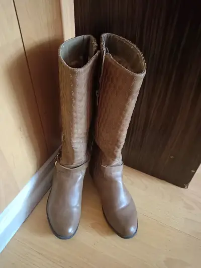 Botas largas de ecocuero marrón con hebilla - miniatura 1