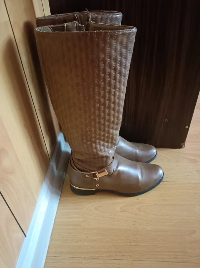 Botas largas de ecocuero marrón con hebilla - 3