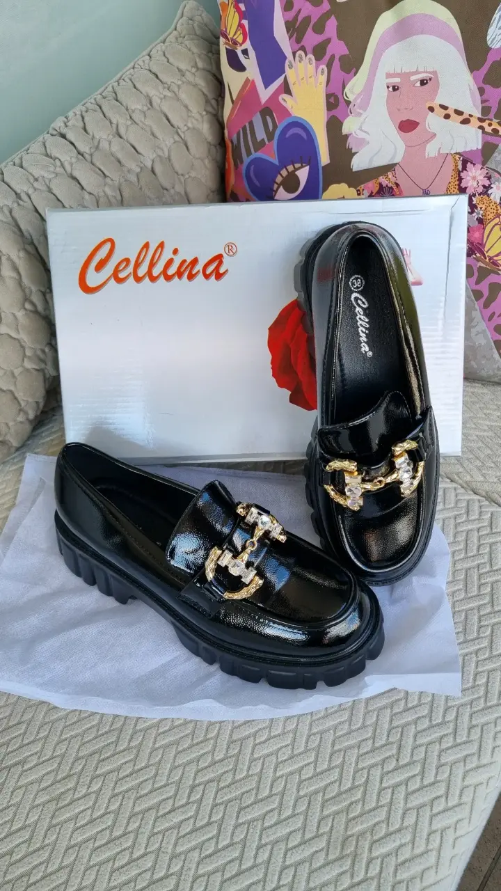 Mocasines negros Cellina con detalle dorado - 2