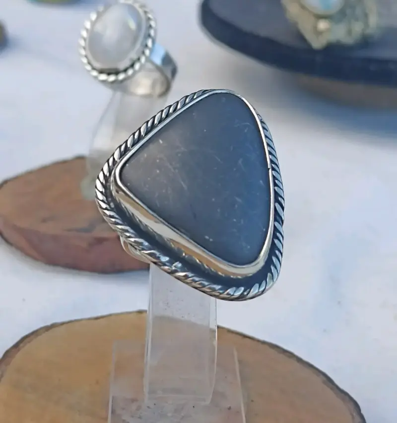 Anillo de plata con piedra triangular