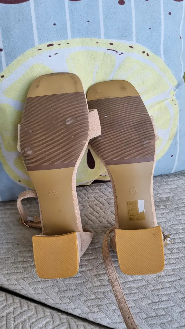 Sandalias de tacón beige talla 39 en buen estado - 2