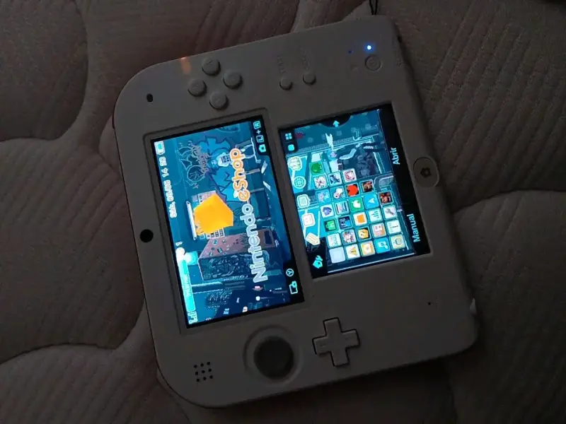 Consola portátil Nintendo 2DS blanca con juego - 3