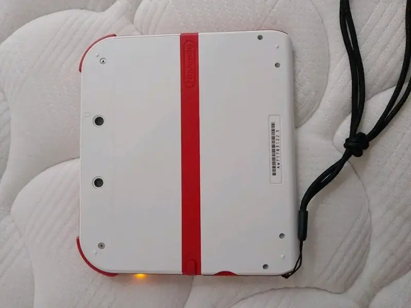 Consola portátil Nintendo 2DS blanca con juego - 4