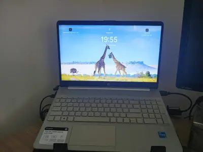 Laptop HP con Intel Core i3 - SSD 512 GB - miniatura 1