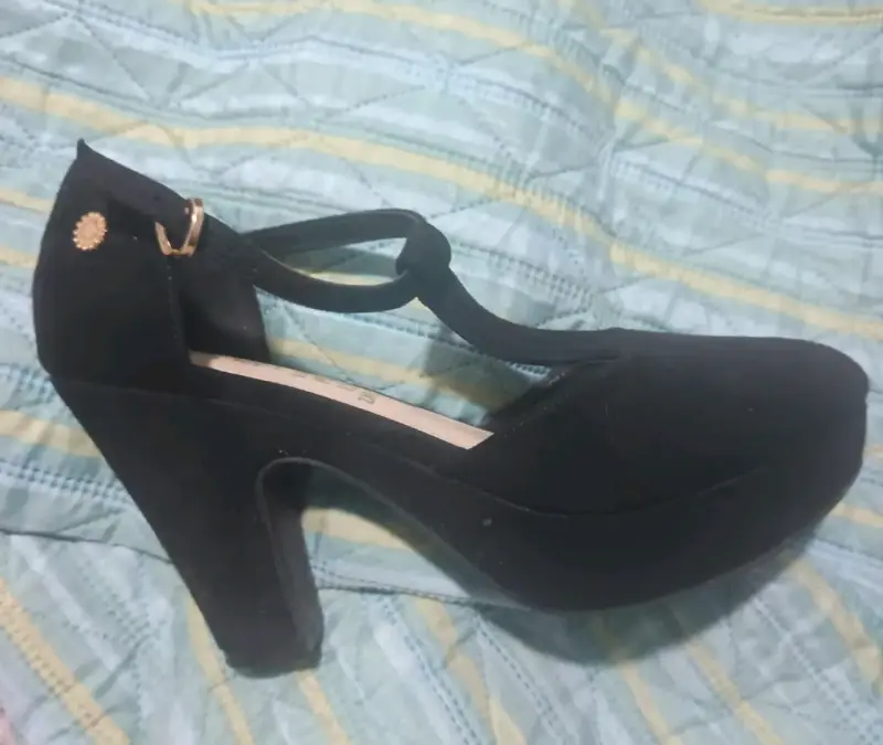 Zapatos de Tacón Negro con Hebilla - 1