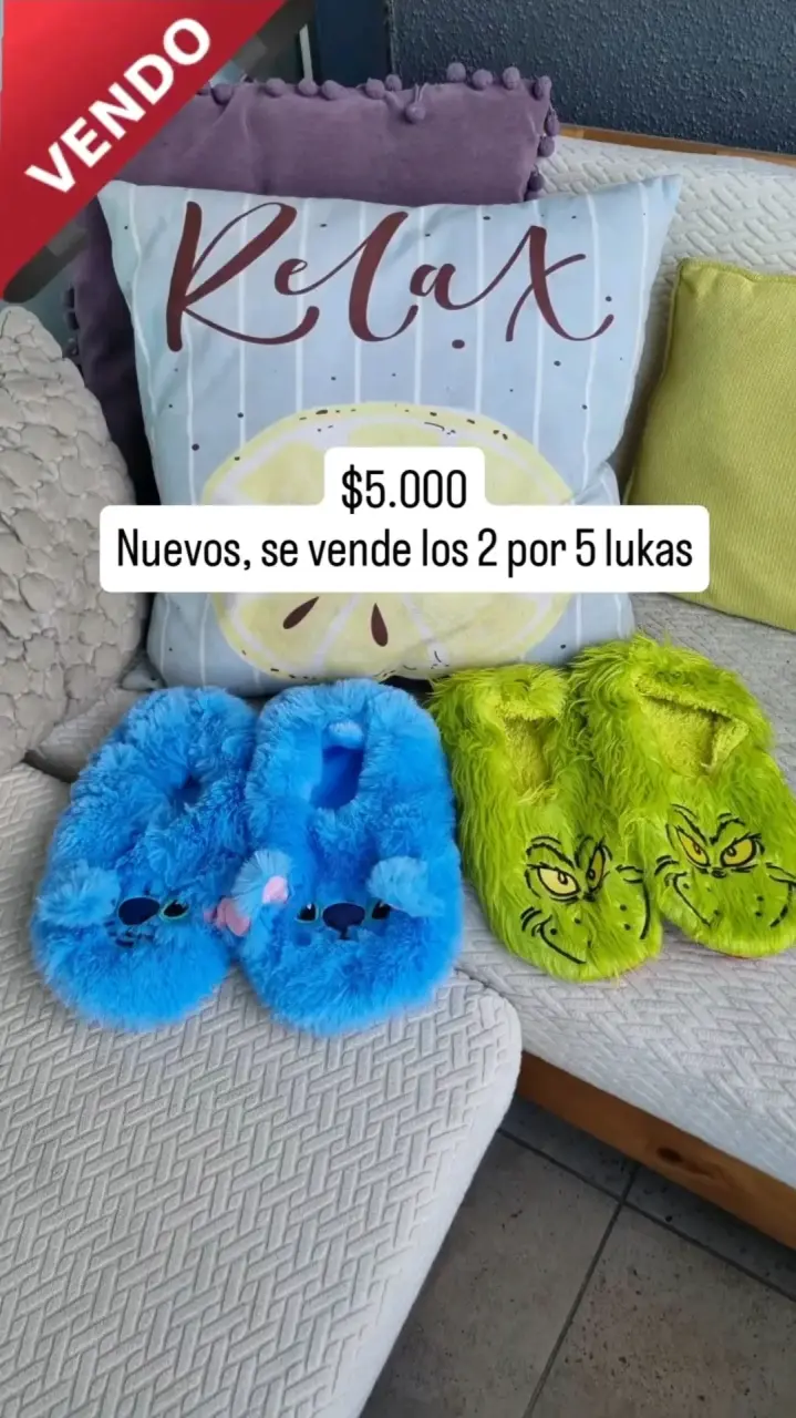 Pantuflas peludas de personajes azul y verde - 1