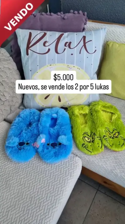 Pantuflas peludas de personajes azul y verde - miniatura 1