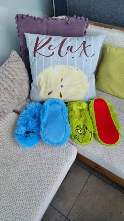 Pantuflas peludas de personajes azul y verde - miniatura 2
