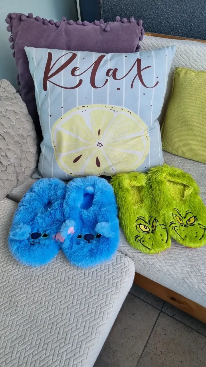 Pantuflas peludas de personajes azul y verde - 3