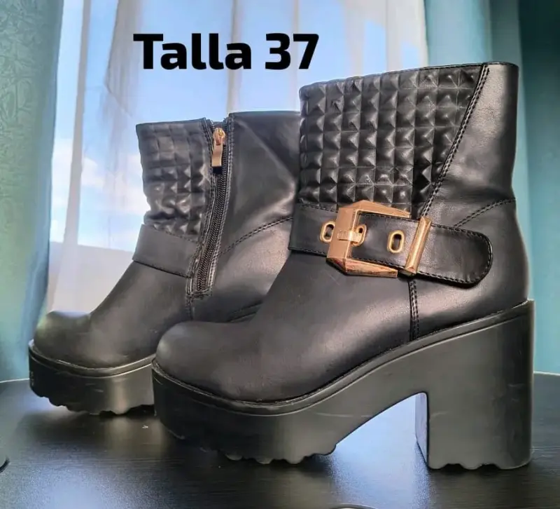 Botines negros con hebilla dorada talla 37 - 1
