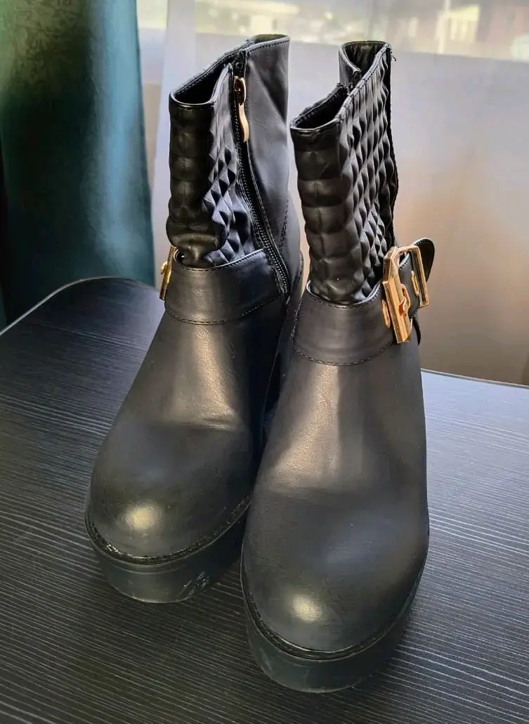 Botines negros con hebilla dorada talla 37 - 2