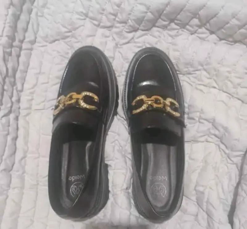 Zapatos mocasines negros con adorno dorado - 1