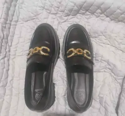 Zapatos mocasines negros con adorno dorado - miniatura 1