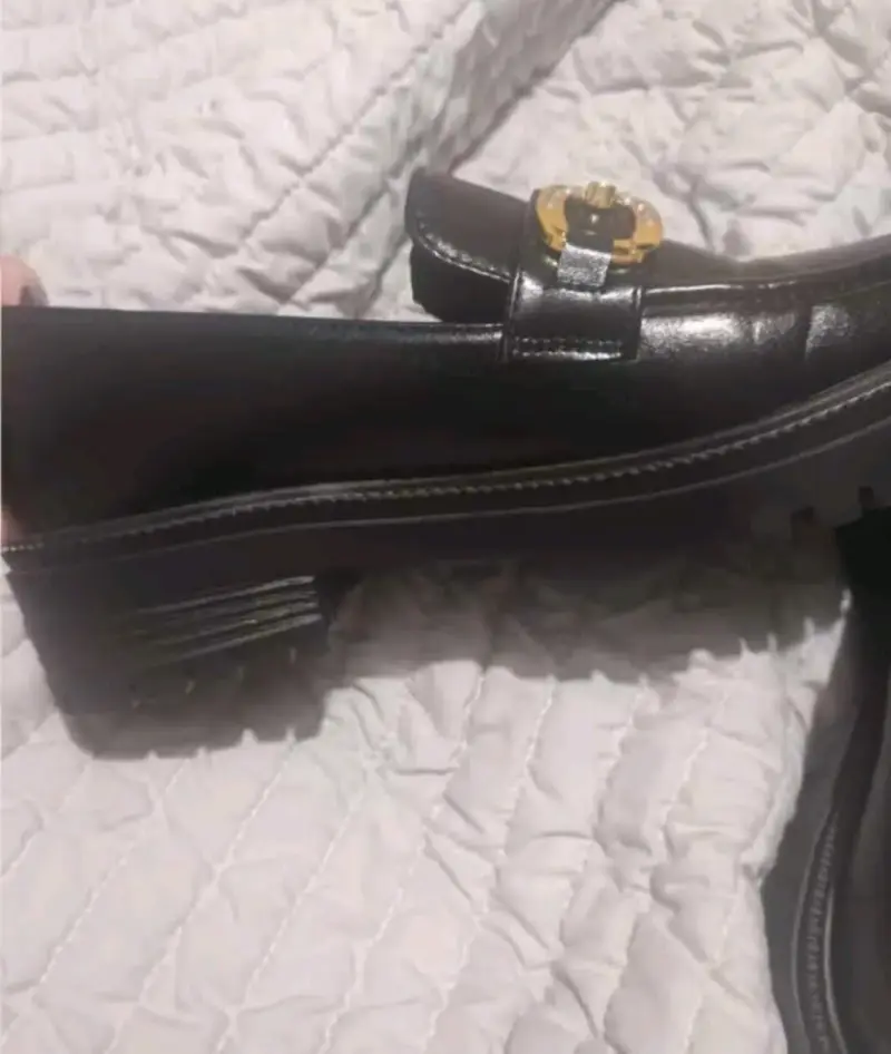 Zapatos mocasines negros con adorno dorado - 3