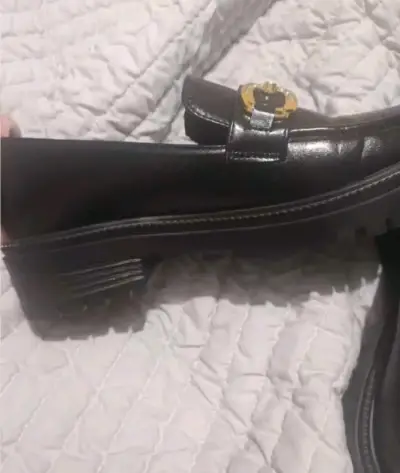 Zapatos mocasines negros con adorno dorado - miniatura 3