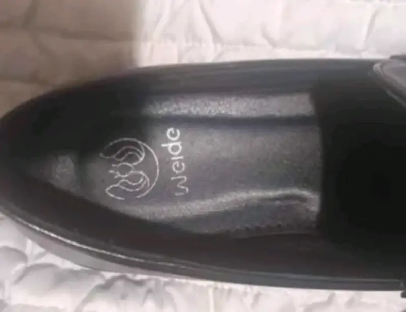 Zapatos mocasines negros con adorno dorado - 5