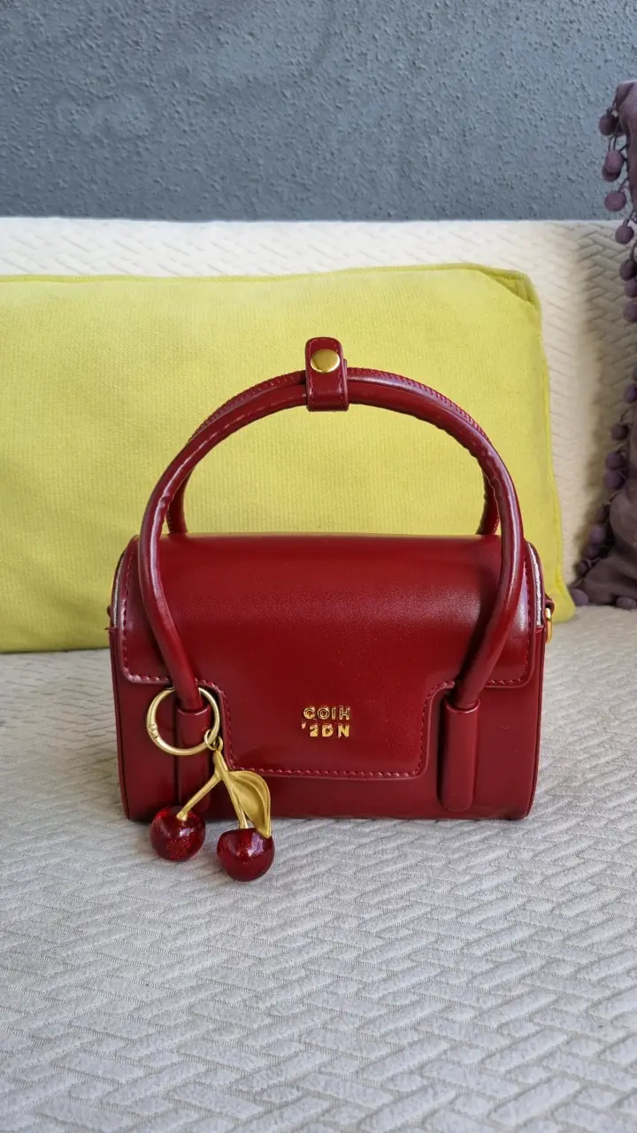 Cartera roja con diseño de cerezas - 2