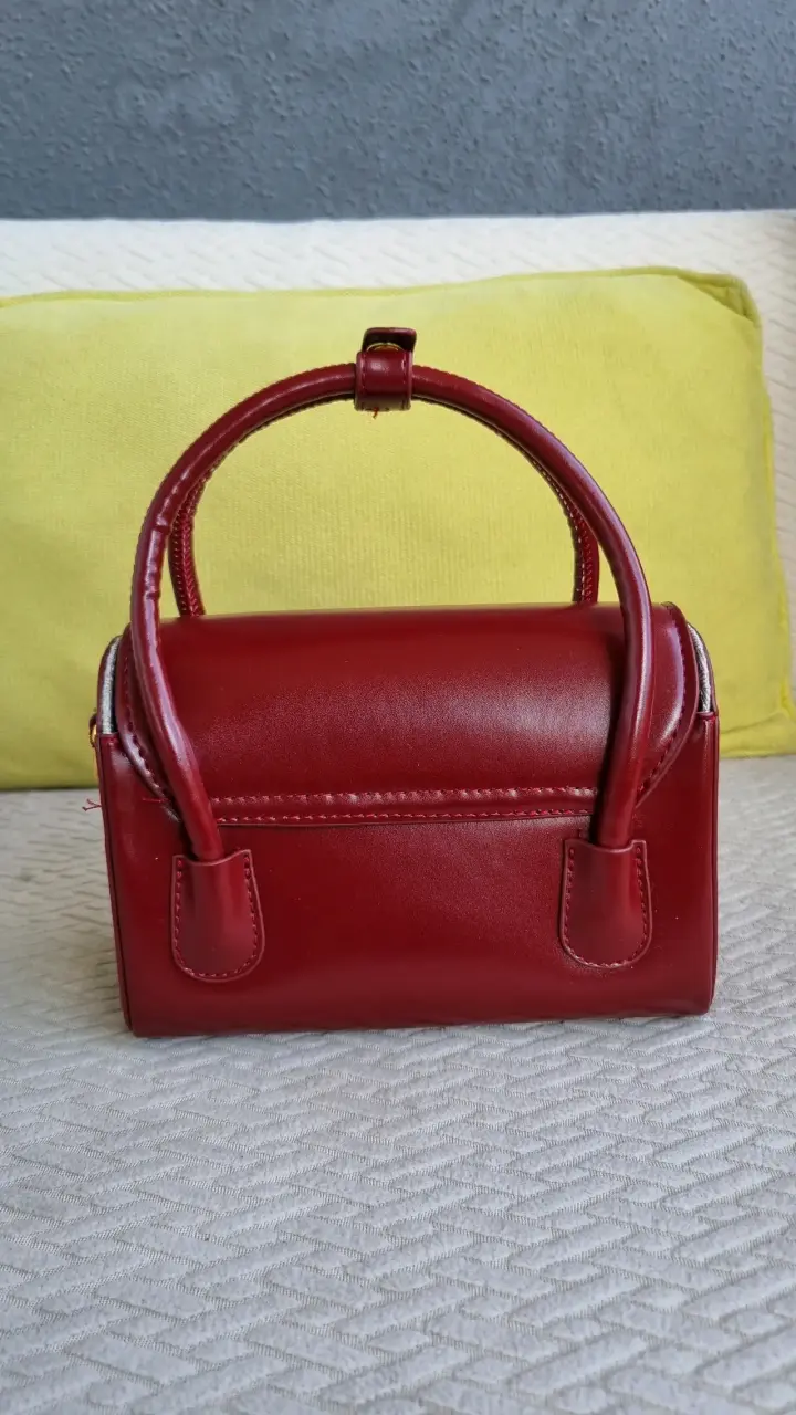 Cartera roja con diseño de cerezas - 3