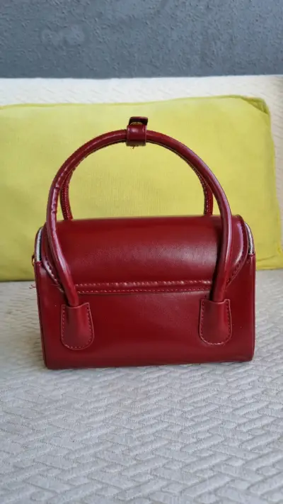 Cartera roja con diseño de cerezas - miniatura 3