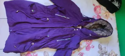 Parka morada con capucha de piel sintética - miniatura 1