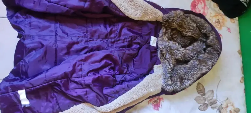 Parka morada con capucha de piel sintética - 2