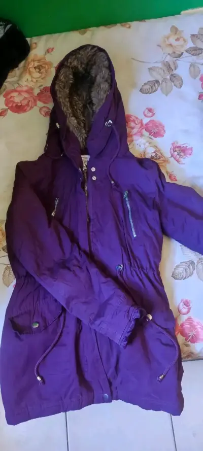 Parka morada con capucha de piel sintética - miniatura 3