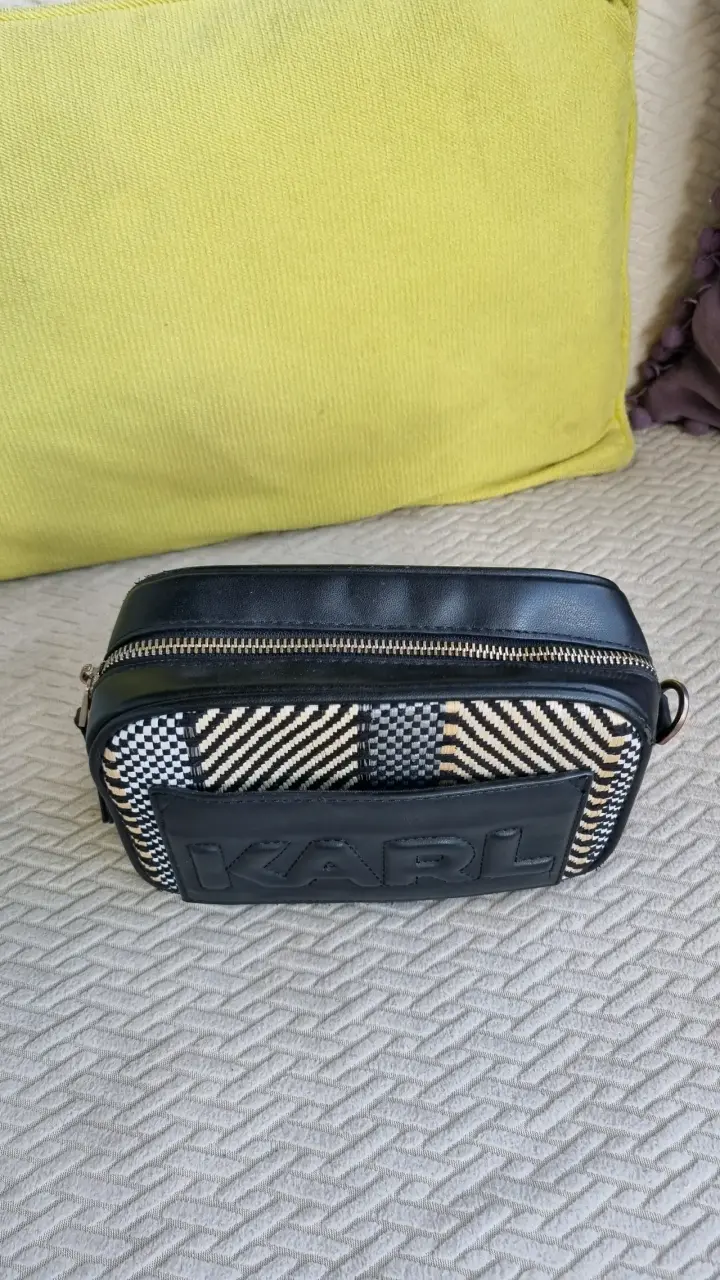Bandolera Karl negra y beige con diseño tejido - 3