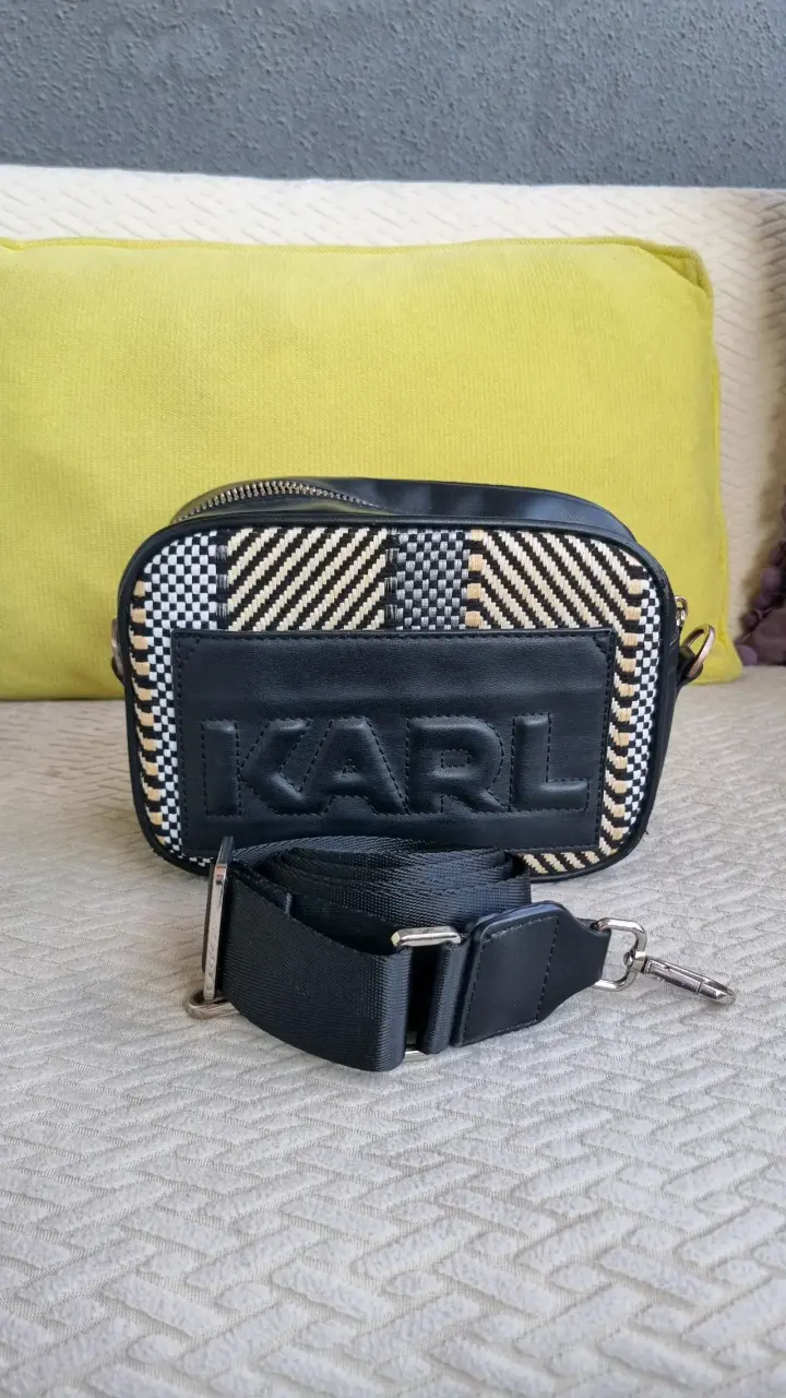 Bandolera Karl negra y beige con diseño tejido - 4