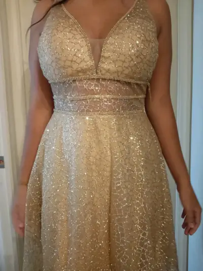 Vestido de fiesta dorado con lentejuelas - miniatura 1