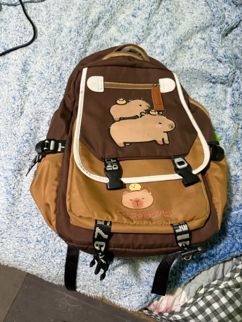Mochila escolar marrón con diseño de capibaras - 1