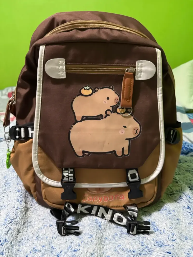 Mochila escolar marrón con diseño de capibaras - 2