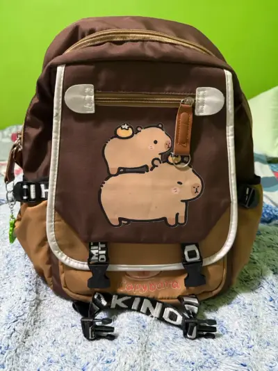 Mochila escolar marrón con diseño de capibaras - miniatura 2