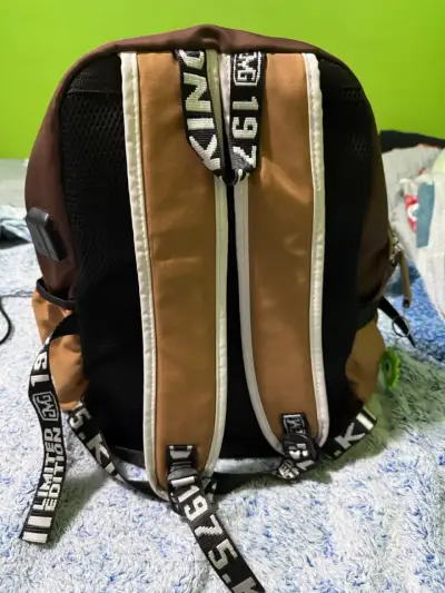 Mochila escolar marrón con diseño de capibaras - miniatura 3