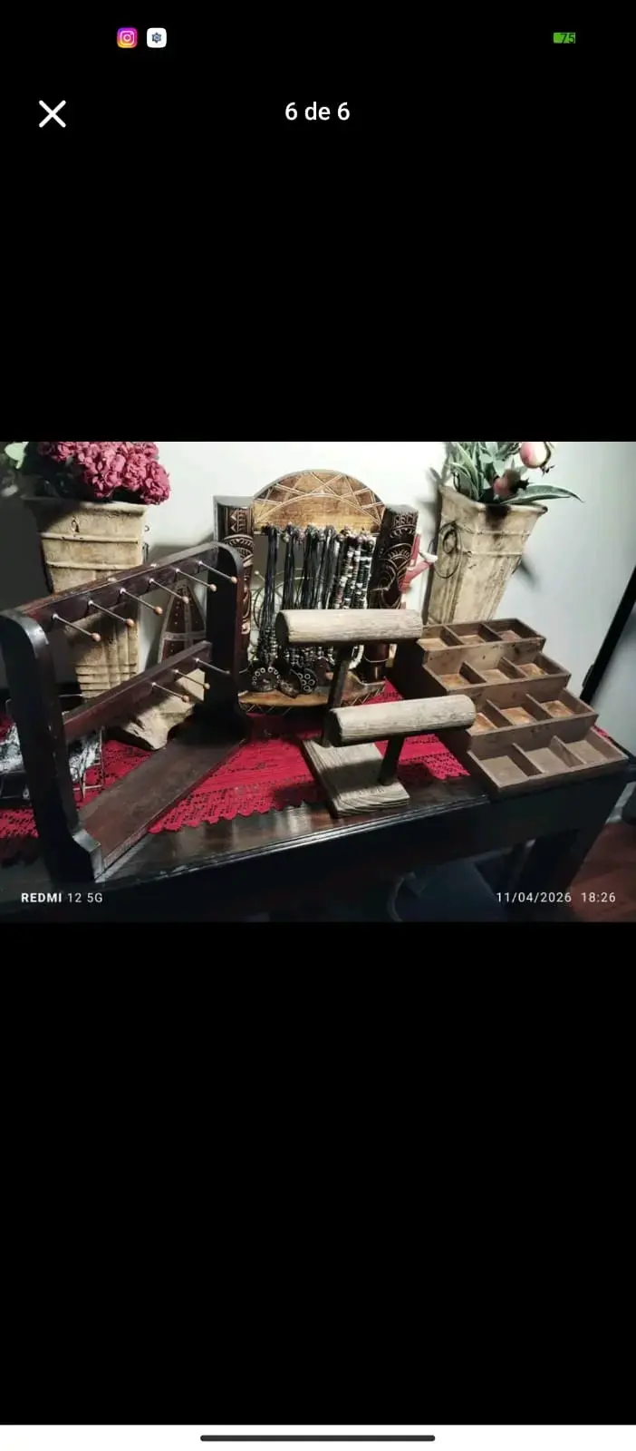 Expositor de joyas de madera artesanal