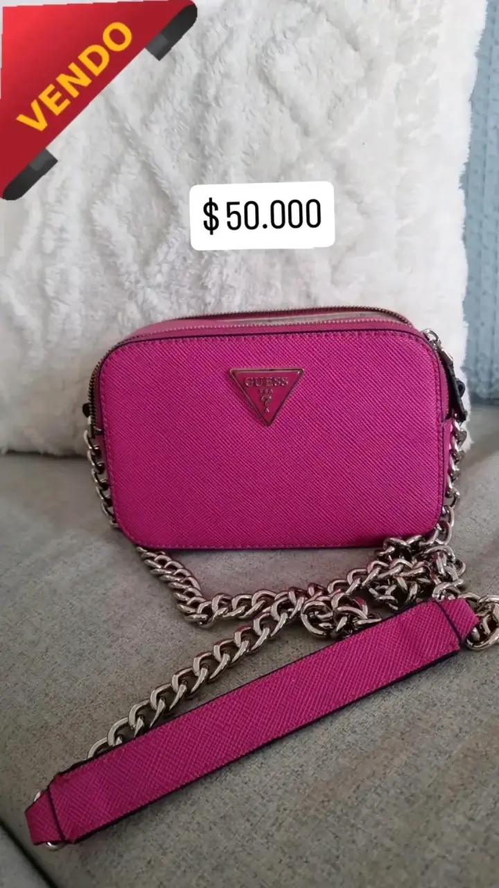 Cartera Guess rosa con cadena metálica