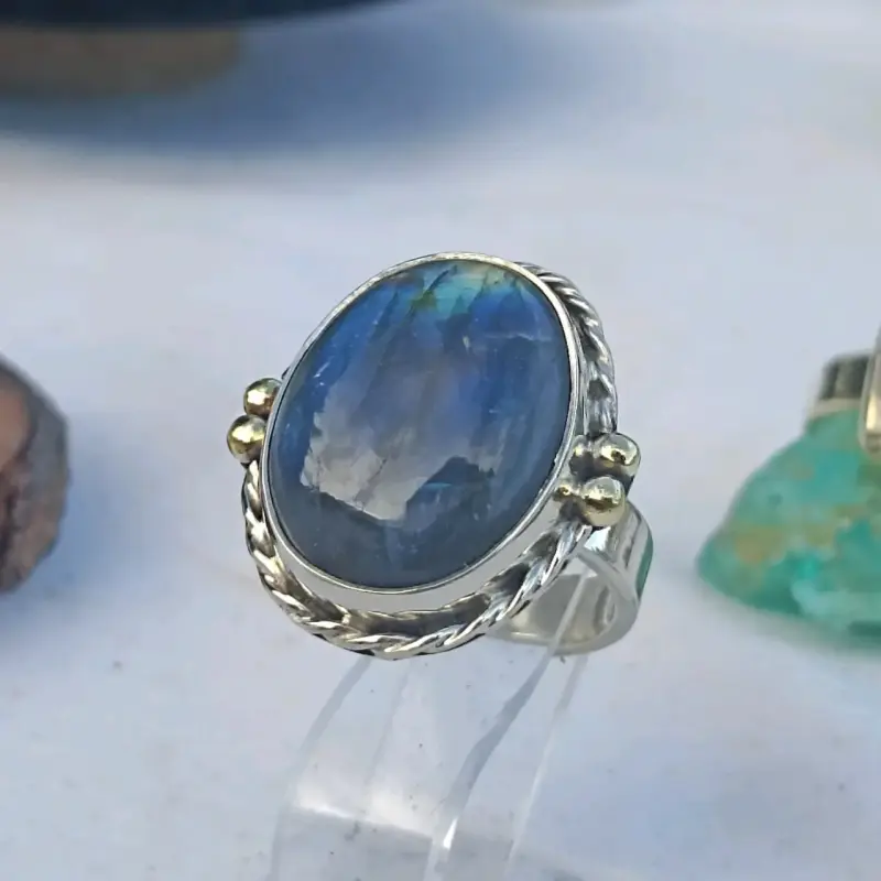 Anillo de Alpaca y piedra labradorita azul