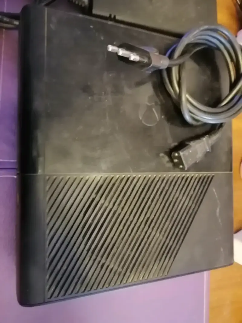 Consola Xbox 360 con tres controles y fuente de poder - 1
