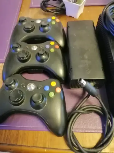 Consola Xbox 360 con tres controles y fuente de poder - miniatura 2