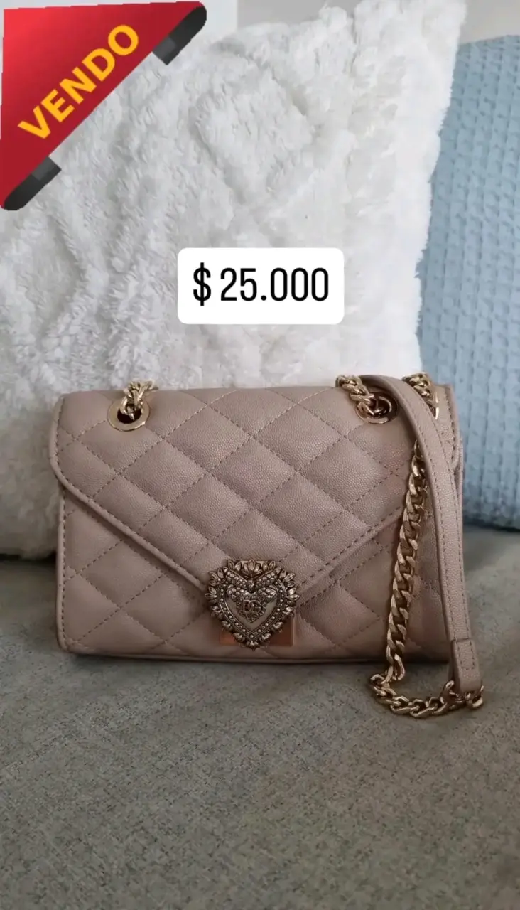 Cartera beige con cadena dorada y detalle decorativo
