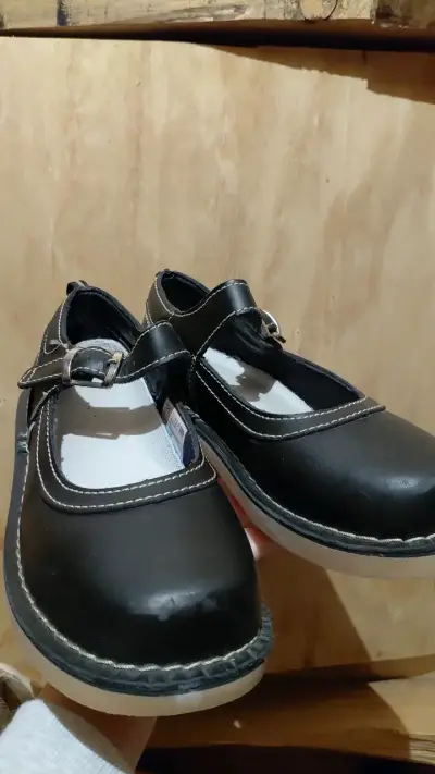 Zapatos escolares negros para niña con hebilla - miniatura 1
