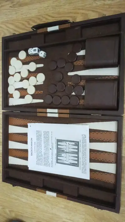 Juego de Backgammon en estuche portátil - miniatura 1