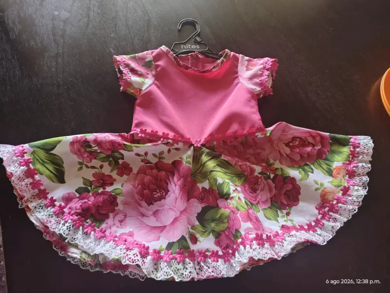 Vestido infantil floral rosa con encaje