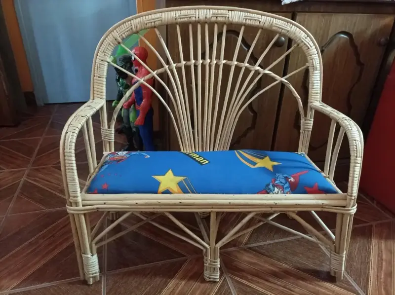Sillón infantil de mimbre con cojín temático