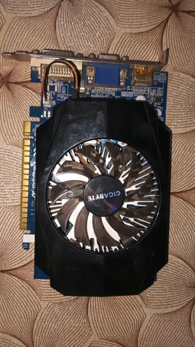 Tarjeta gráfica Gigabyte geforce Gt730 2gi - miniatura 1