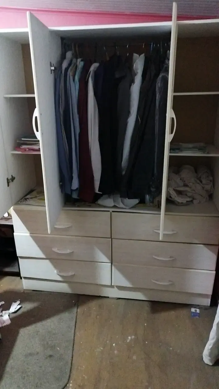Ropero de madera con cajones y puertas - 1