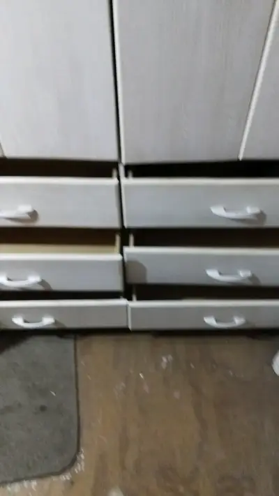 Ropero de madera con cajones y puertas - miniatura 3