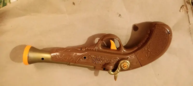 Pistola de juguete pirata con detalles dorados - 1